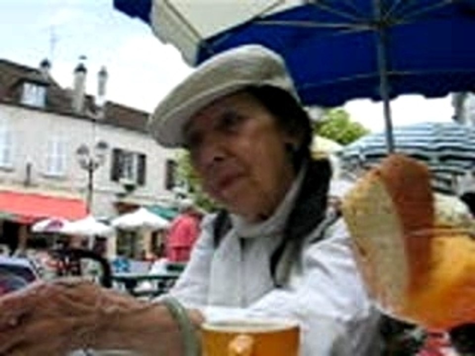 Mamie sur la terrasse du tea-room
