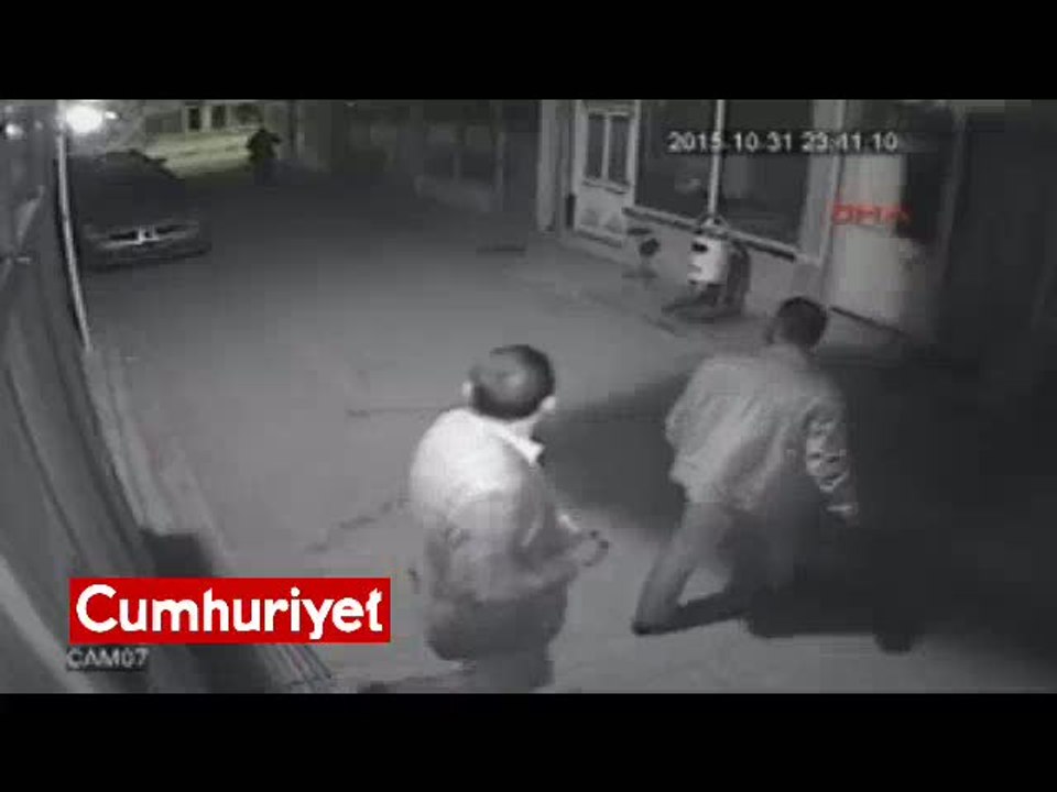 Polis merkezi önündeki kavga kamerada