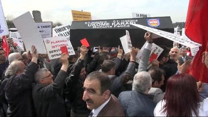 Servisçilerden tabutlu ve kırmızı kartlı eylem