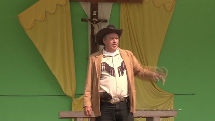 No México: Padre Pistolas celebra missa ARMADO!