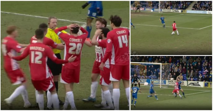 Árbitro inglês apita para intervalo quando uma das equipas... marca golo!