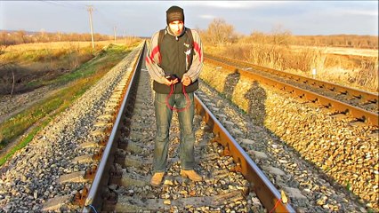 Tren Rayında Telefon Şarj Etme Tekniği