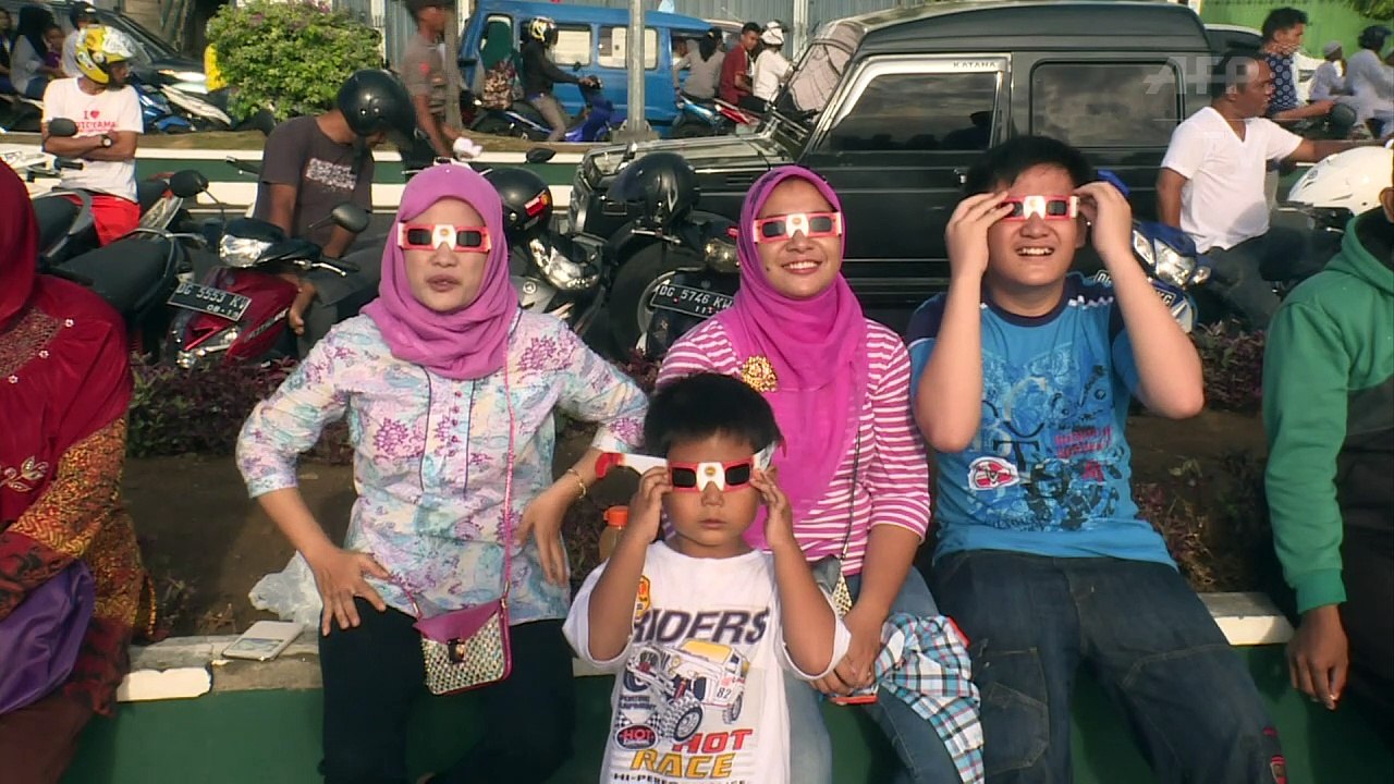 Sonnenfinsternis zieht Indonesier in ihren Bann