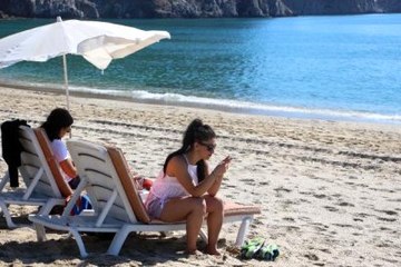 Alanya'da Tatilciler Denize Girdi
