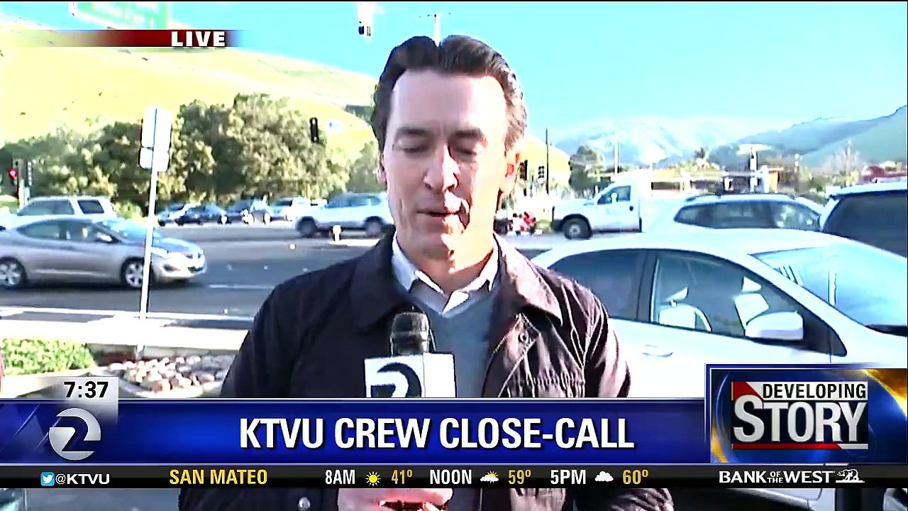 Un reporter manque d'être percuté par une voiture (Etats-Unis)