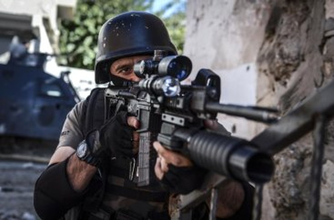 Yüksekova'da Operasyon! İlçe, Silah ve Patlama Sesleriyle İnliyor