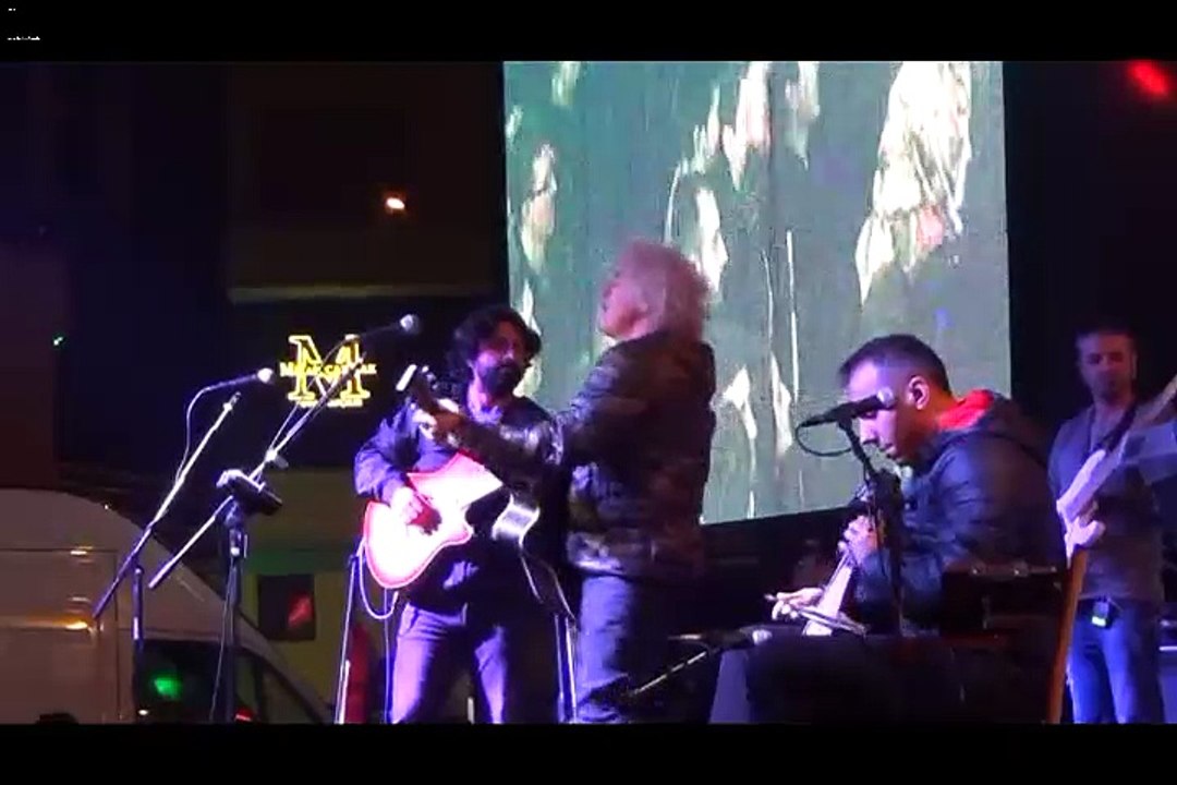 Sevilen şarkılarıyla coşturdu