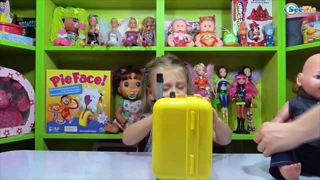 ✔ Беби Борн. Ярослава открывает подарок для игрушки. Чемодан для куклы. Видео для детей ✔