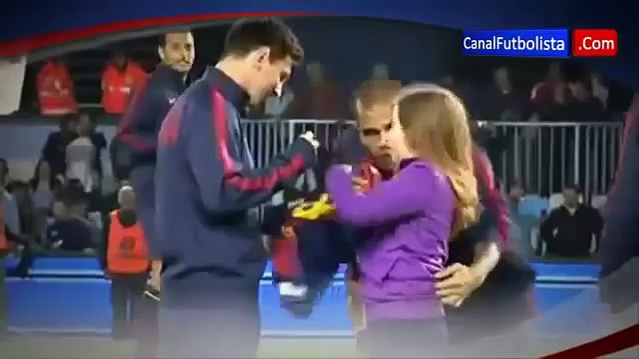 NOBLE GESTO DE MESSI CON LA NENA QUE SE COLO EN LA CANCHA