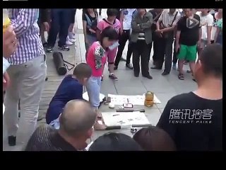 Sans bras, elle survit en vendant des calligraphies chinoises qu'elle réalise avec ses pieds