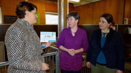 Kinderboerderij de Trotse Pauw 14 - Wethouder Christel Mourik overhandigt cheque / Spijkenisse 2016