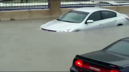 Arab Mumalik mein Tofani Barishon ki Video - Daikhen kis tarah Barish Tabah kar rahi hai!