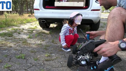2 jähriges Mädchen fährt RC Car - Nitro Verbrenner 1-8