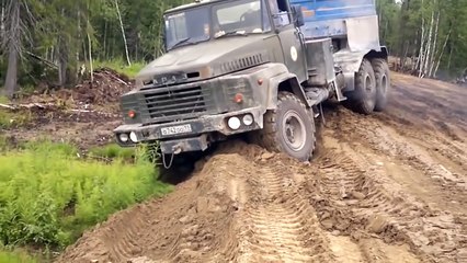 Автомобиль КрАЗ 260 преодолевает тяжелое бездорожье в грязи