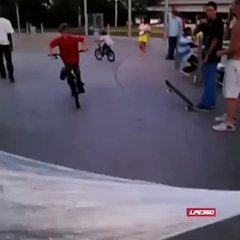 La chute terrible d'un enfant à vélo sur une ligne d'arrivée