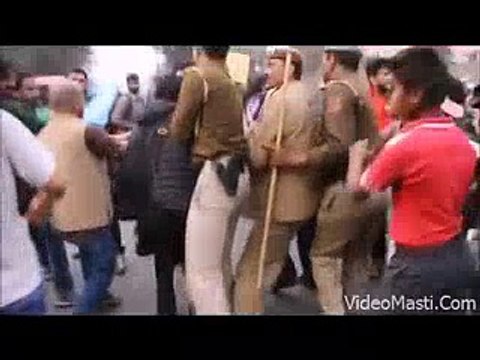 Delhi Police Ka Lathi Charge To Girl Students(videomasti.com)