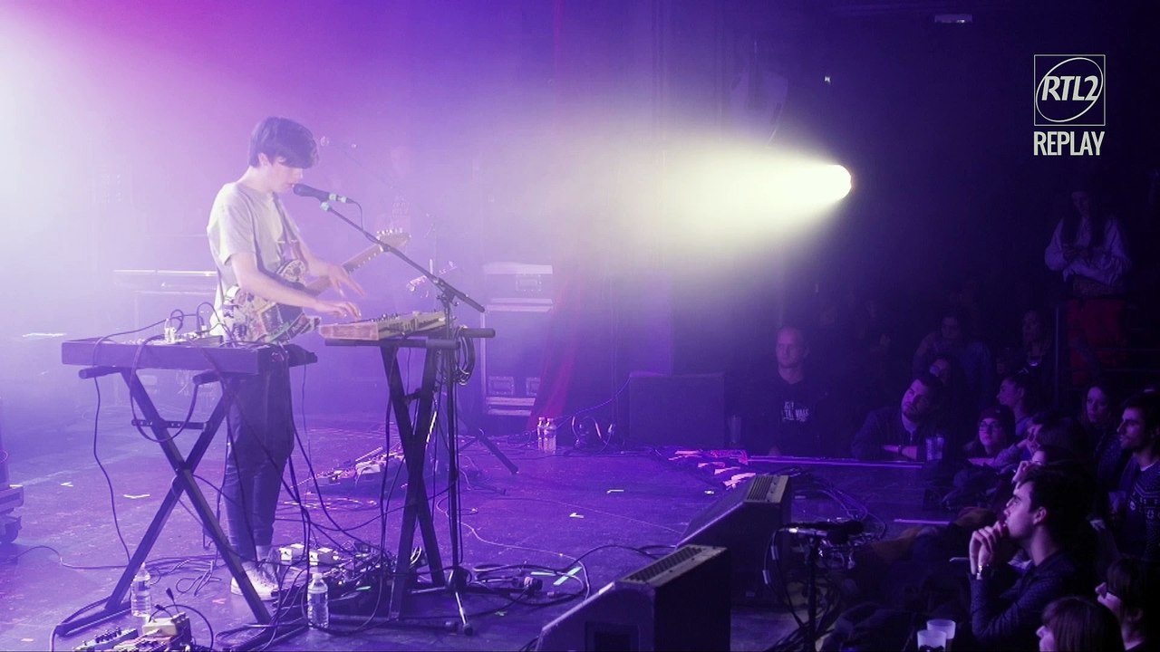 Declan McKenna interprète "Paracetamol" sur la scène de la Cigale lors du Concert Très Très Privé RTL2