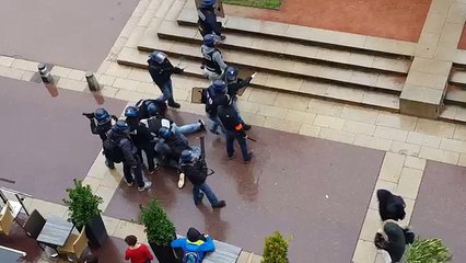 Plaquage musclé d'un policier sur un manifestant