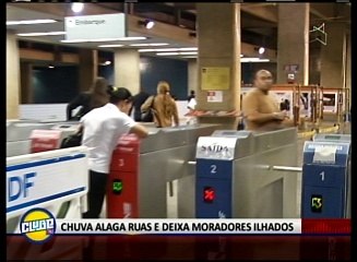 CHUVA ALAGA RUAS E DEIXA MORADORES ILHADOS