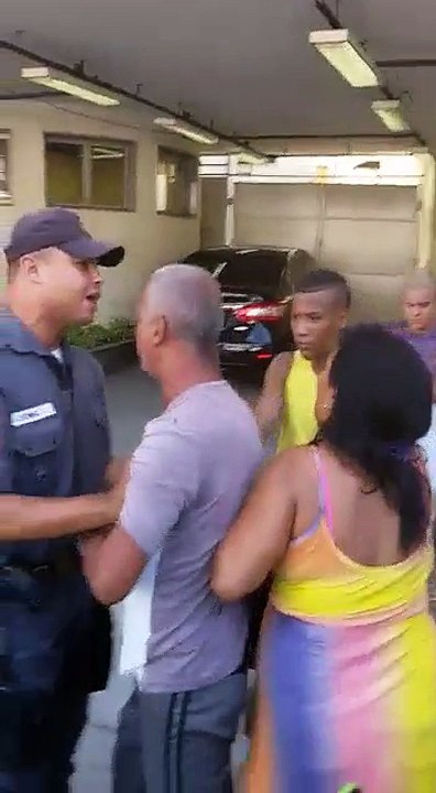 Homem cai de poste após receber descarga elétrica