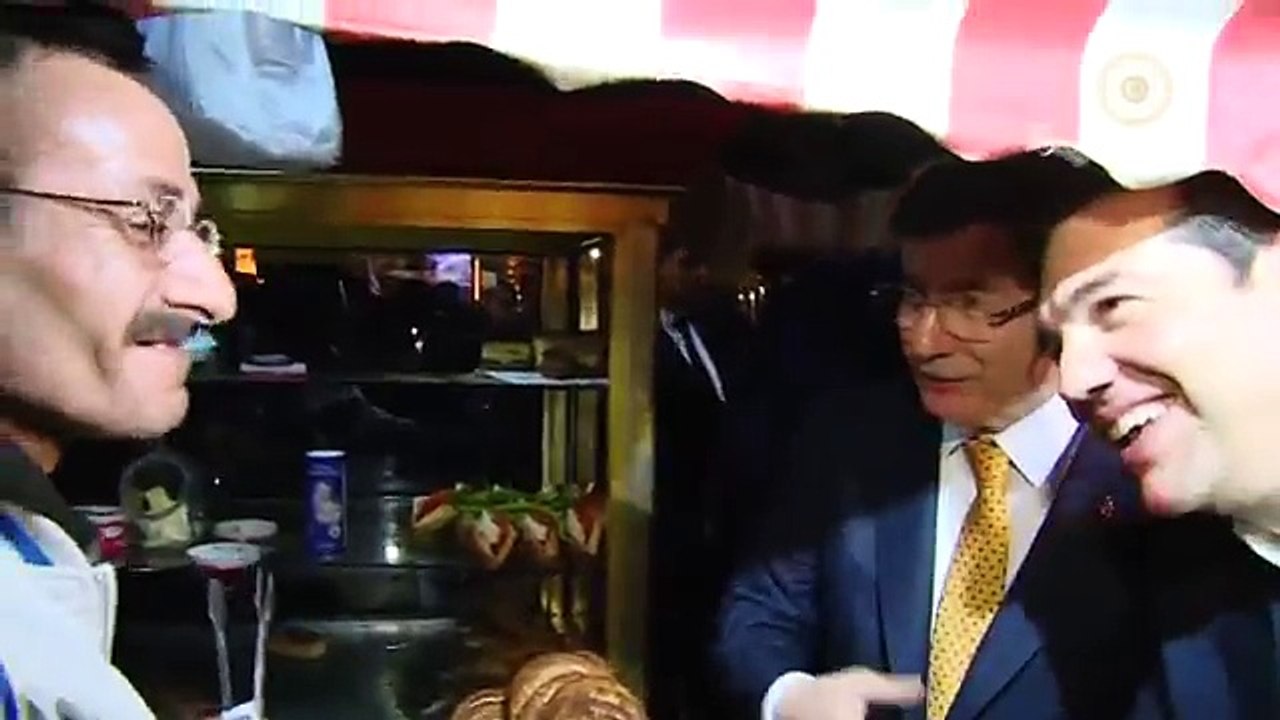 Davutoğlu ve Çipras, Kordon'da yürüyüş yaptı