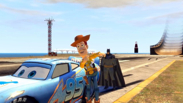 Batman & Woody (Toy Story) font des sauts et des cascades avec Flash McQueen (Cars 2) Dessin animé