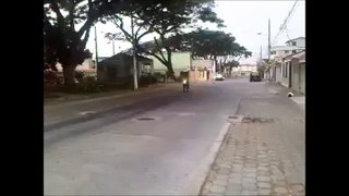 Policia se cae de la moto por presumido