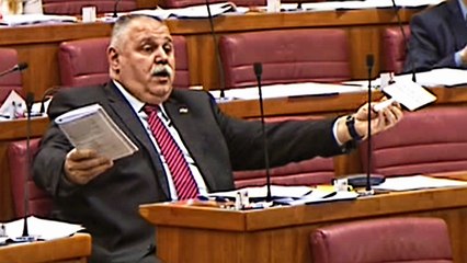 Šuker: "Kratke noge, kratka pamet." -Maras: "Kratka pamet, veliki trbuh."