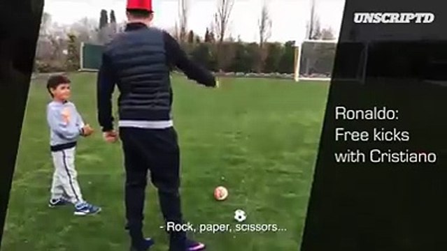 Cristiano Ronaldo remporte un concours de coups francs contre son fils