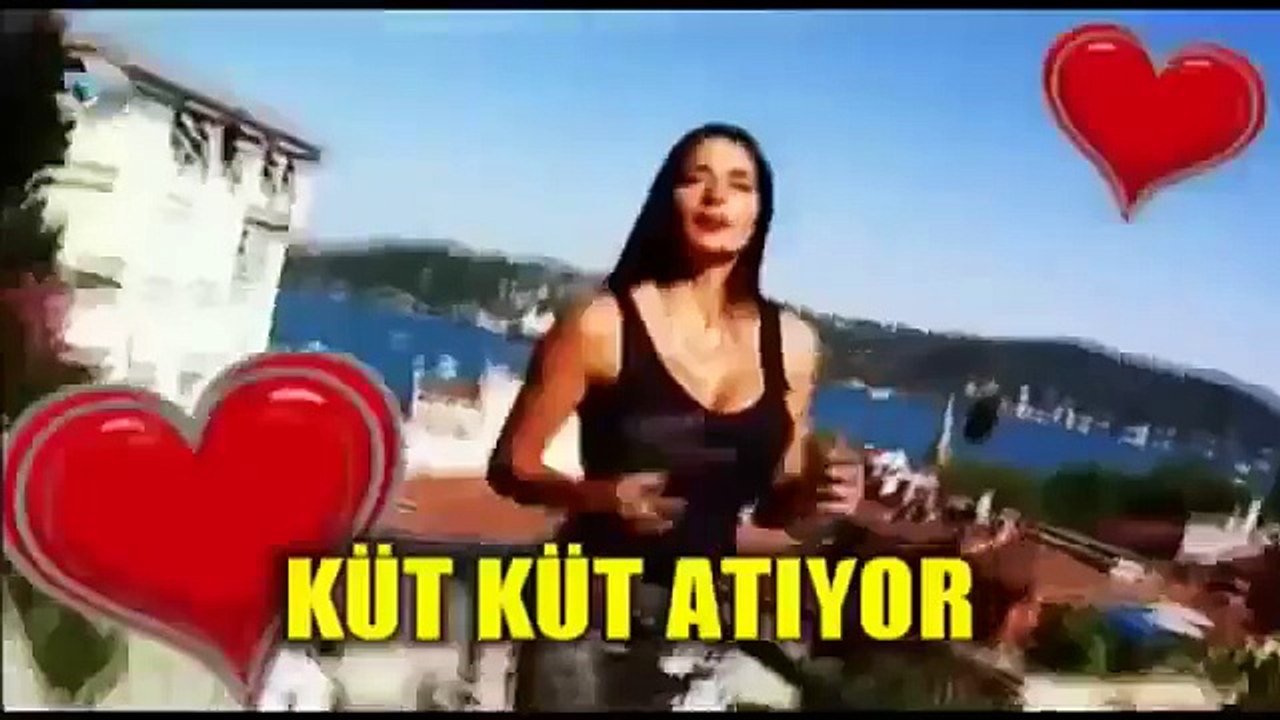 Asuman Krause dekolte