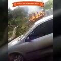 Homem põe fogo na casa , e entra com moto no fogo