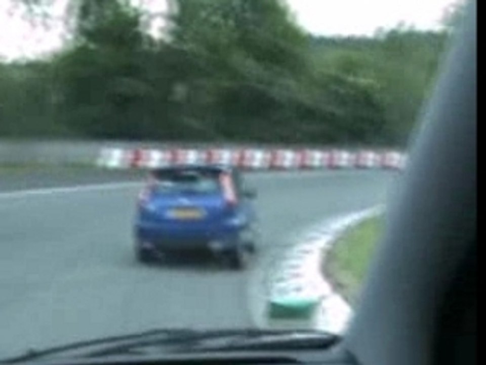 Fiesta ST sur circuit contre FST