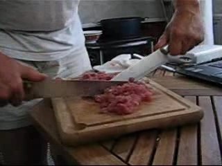 COMMENT HACHER LA VIANDE AUX COUTEAUX