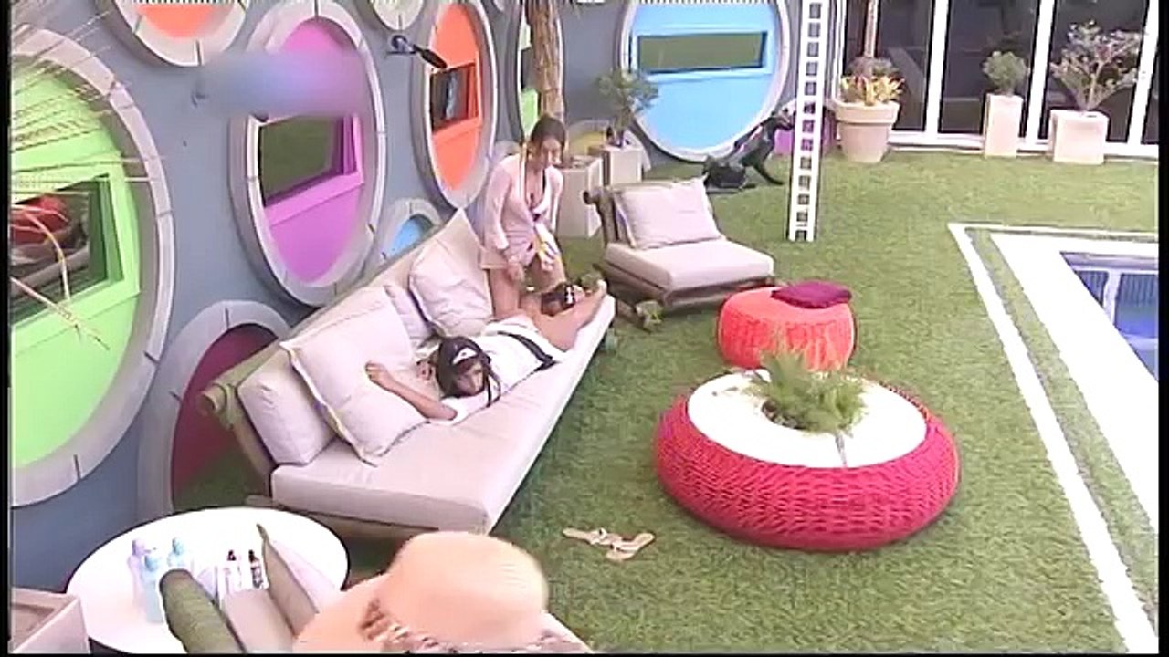 Leticia cutucando a bunda da Franciele BBB 14