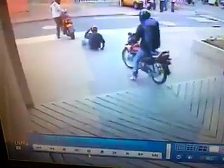 Makanya Kalau Boncengan Motor itu Pegangan