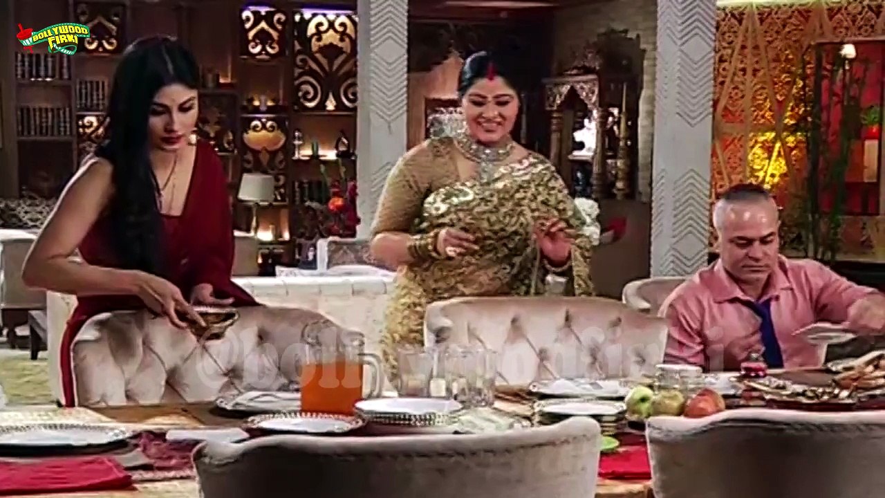 Naagin’s Mouni Roy & Adaa Khan Share Her PERFECT Moment At Golden Petal Awards 2016