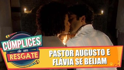 Pastou Augusto e Flávia se beijam pela primeira vez