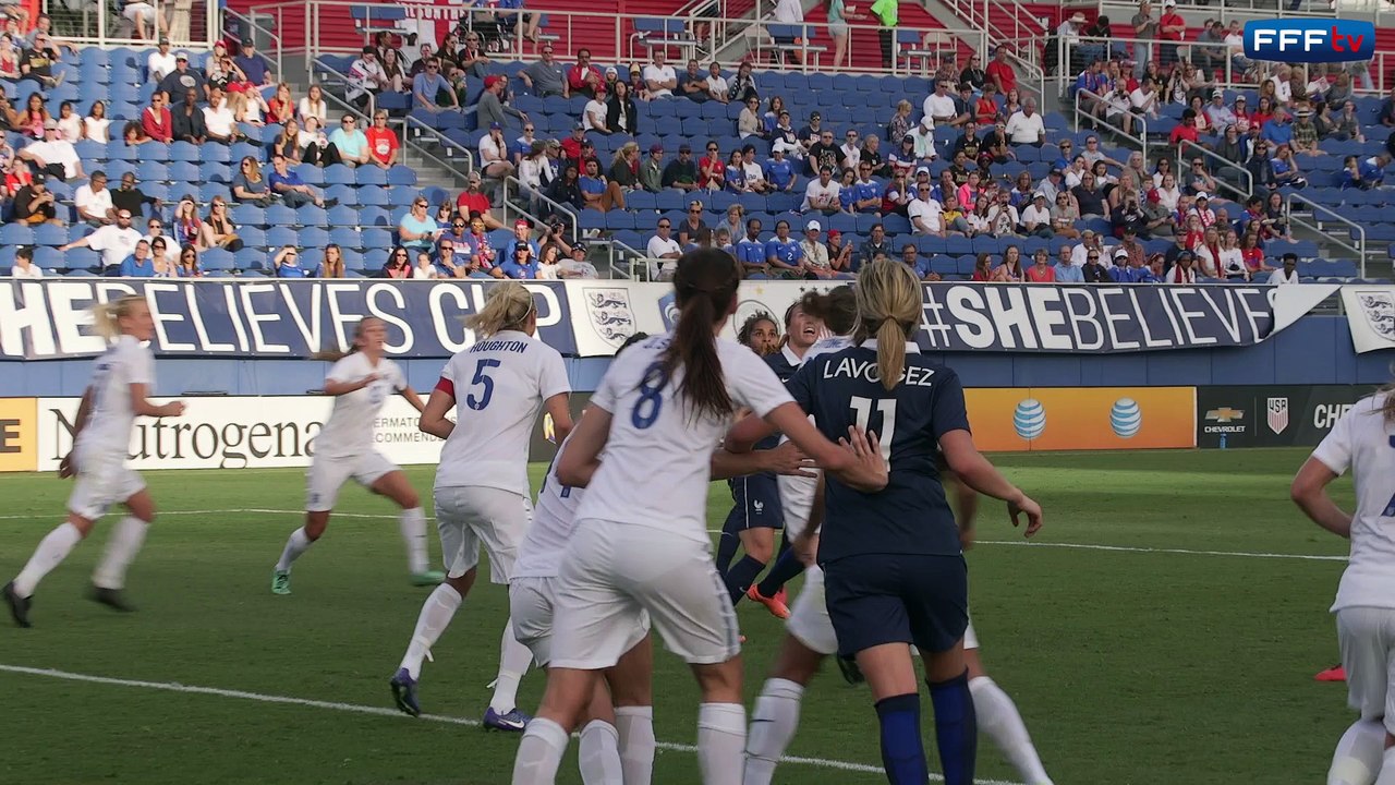 Retourné acrobatique en match : Claire Lavogez lors de France-Angleterre