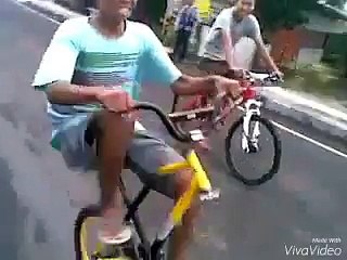 Nggak Pegel Apa ya Naik Sepeda Kayak Gini
