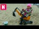 Экскаватор большой игрушечный Катя играет в рабочие машины на пляже в песке Toy excavator unpacking