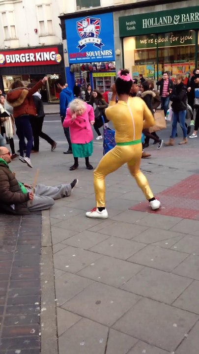 Une mamie se met à danser le disco avec un groupe d'artistes de rues