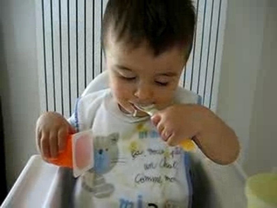 Bah oui je mange tout seul!