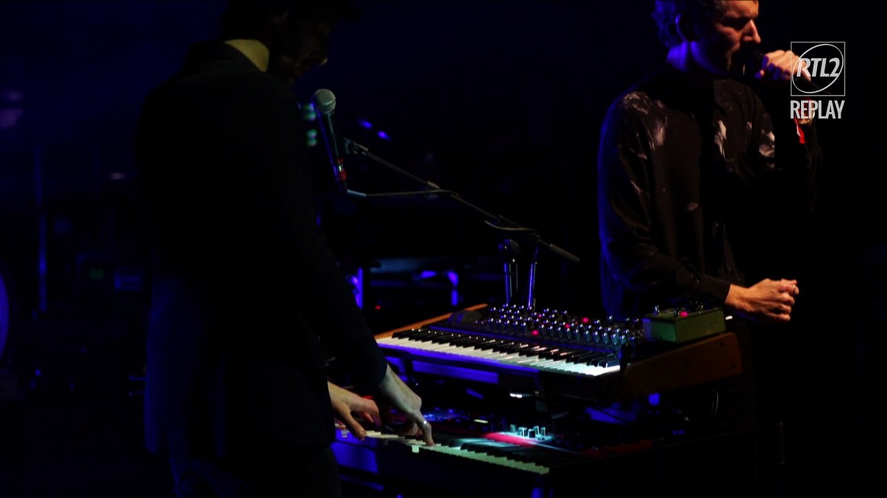 AaRON interprète "U-Turn" sur la scène de la Cigale lors du Concert Très Très Privé RTL2