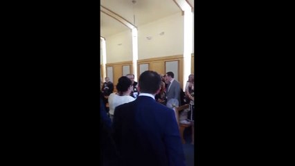 Un enfant saute dans une robe de mariée