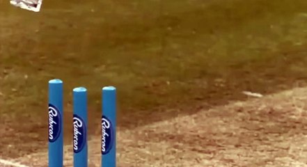 Best Spinner Muththaiya Muralitharan Flips a Coin to a Glass with the Ball