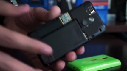 how to remove back cover and insert sim card on nokia lumia 620 hd
