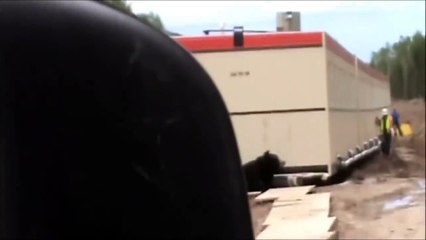 Il se déguise en ours pour faire fuir son collègue... Sa réaction vous fera tordre de rire !