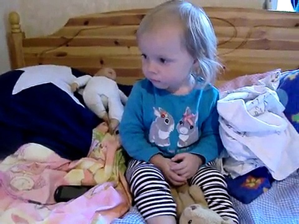 Freja  2 år visar att hon inte Gillar mammas musik!