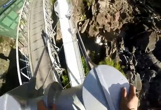 Il saute d'une hauteur de 23 mètres dans un petit bassin naturel