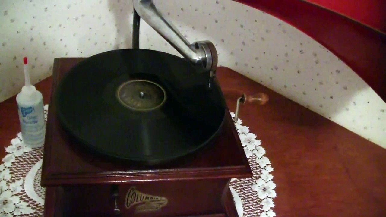04 Whistle While You Work From Disneys Snow White 78 RPM soundtrack On my Gramophone